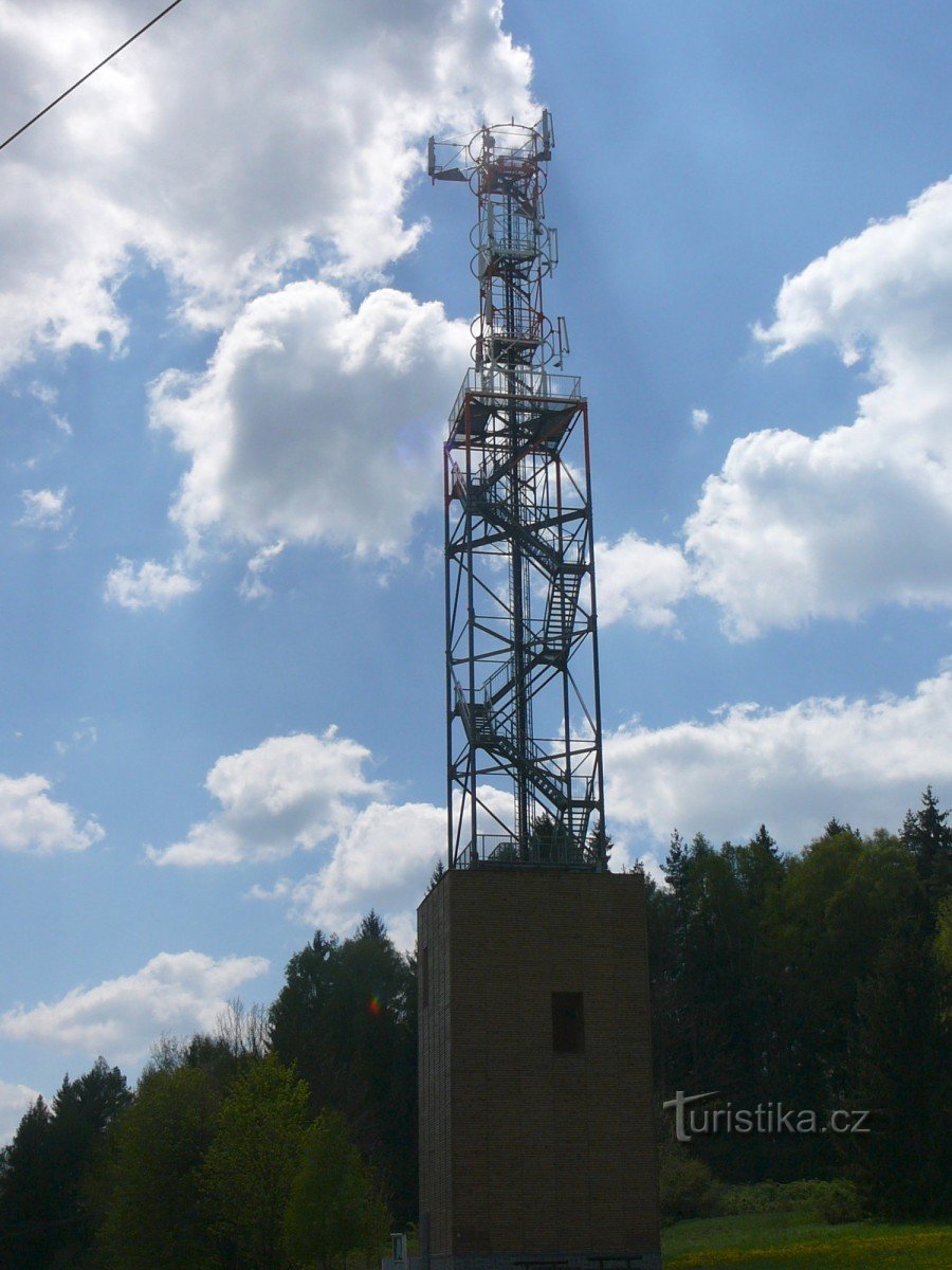 tháp viễn thông với đài quan sát Zuberský Kopec gần Trhová Kamenice