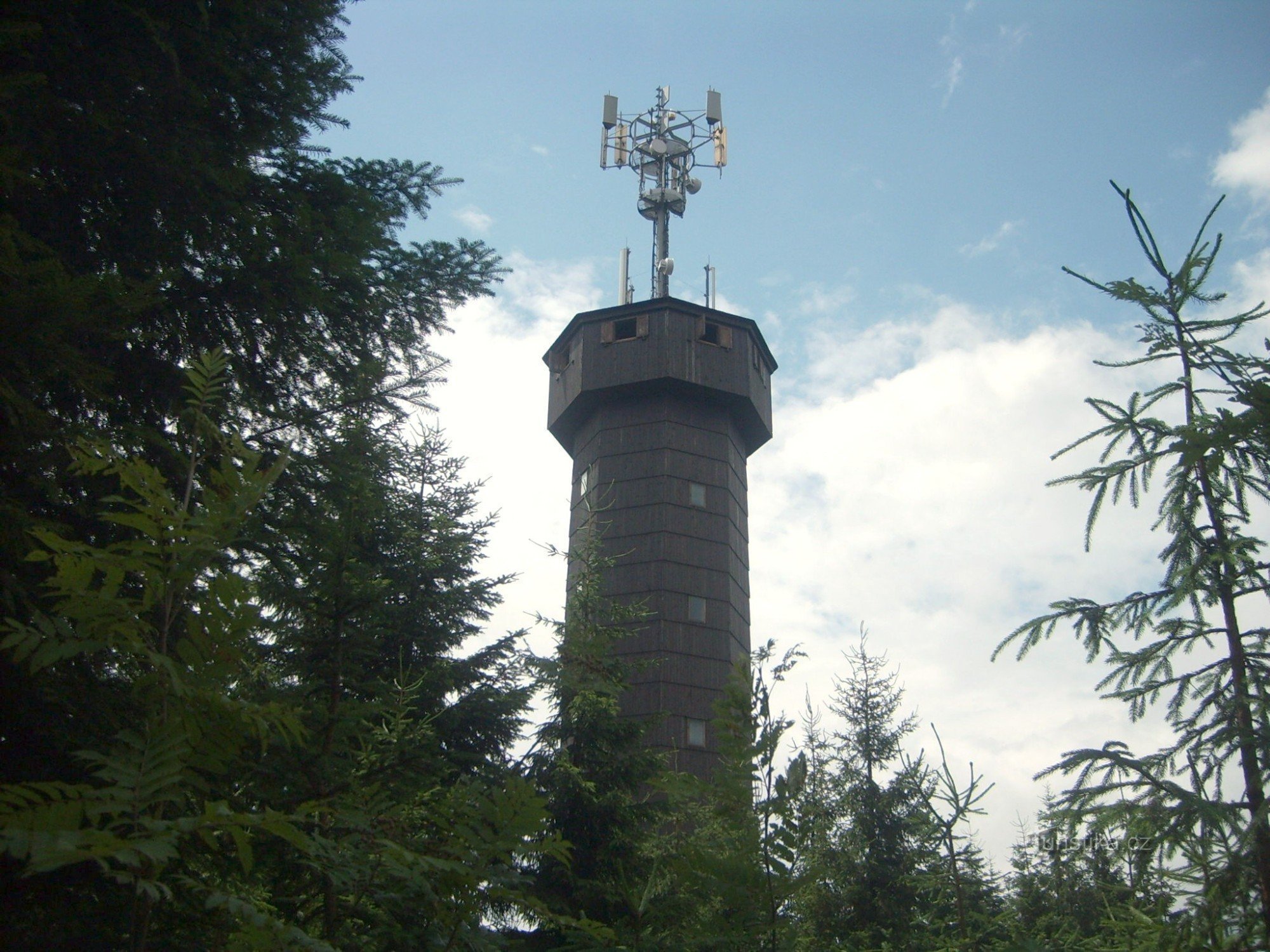 πύργος τηλεπικοινωνιών με πύργο παρατήρησης