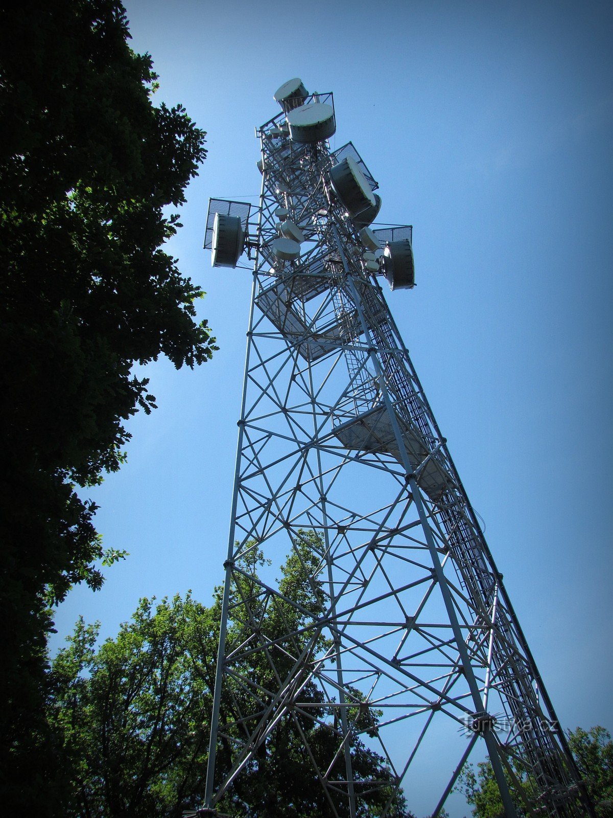ιστός τηλεπικοινωνιών πίσω από το Vlčák