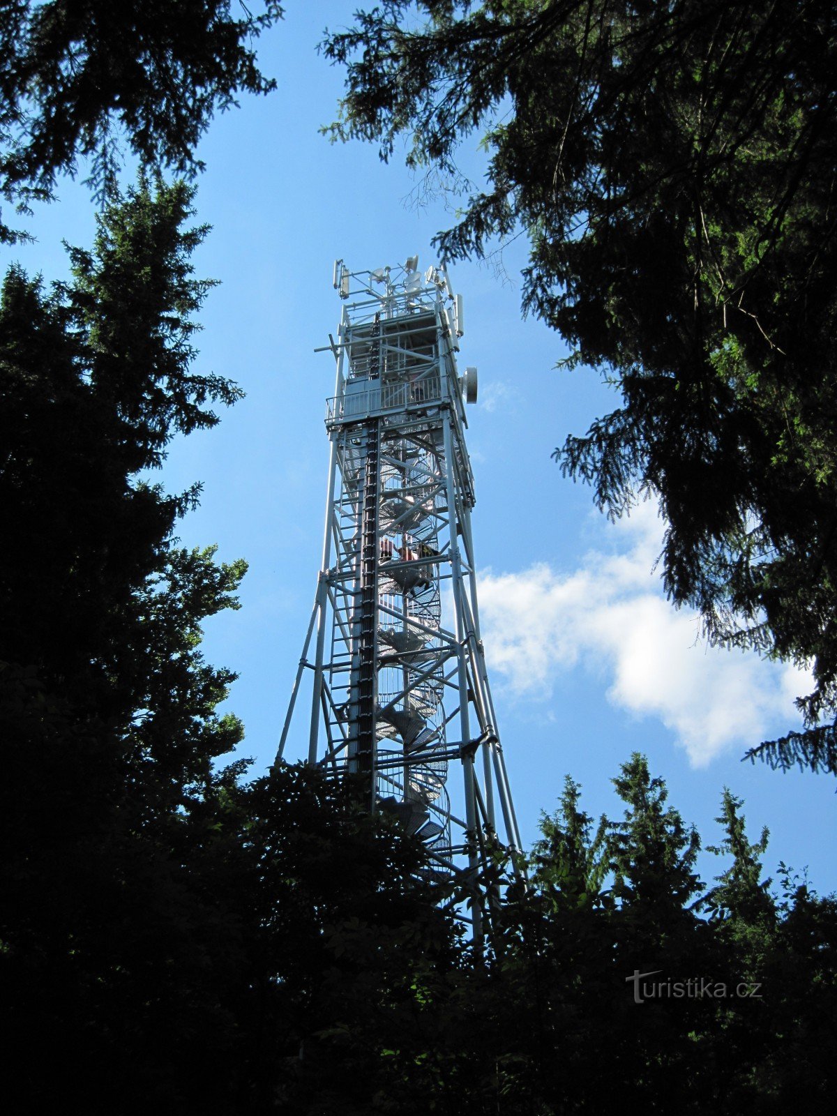 Torre de telecomunicaciones con torre de observación en Kraví hora