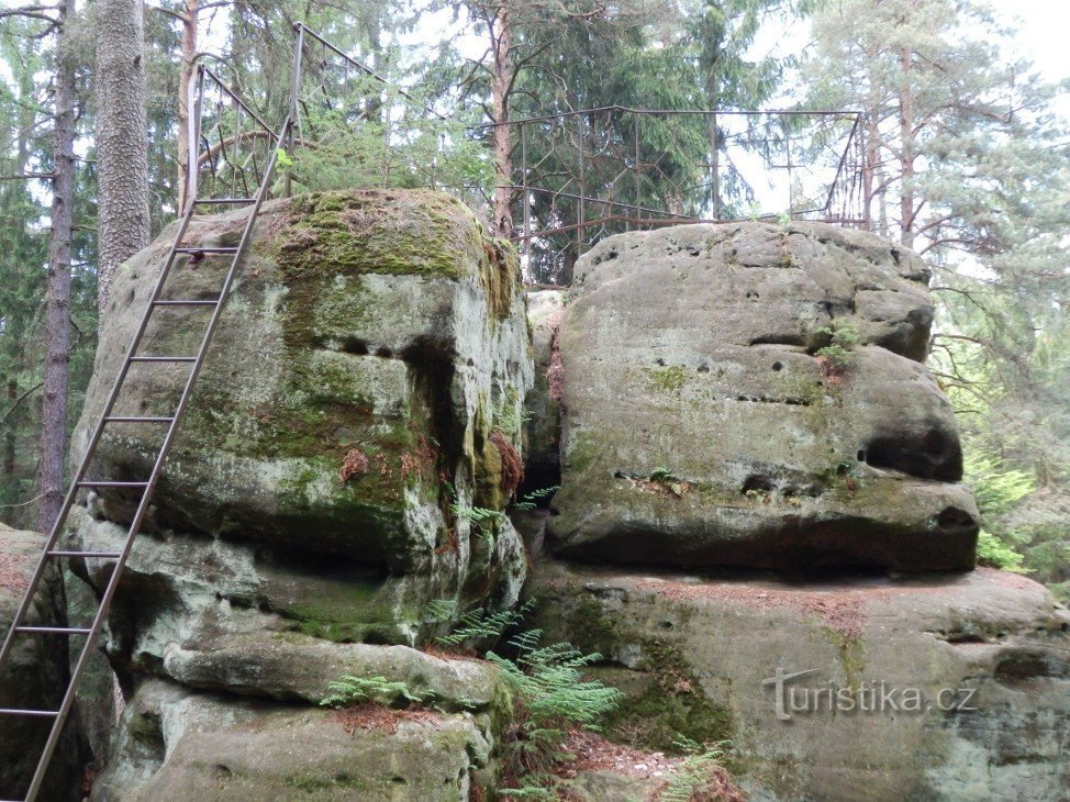 O topo do mirante protegido por uma grade