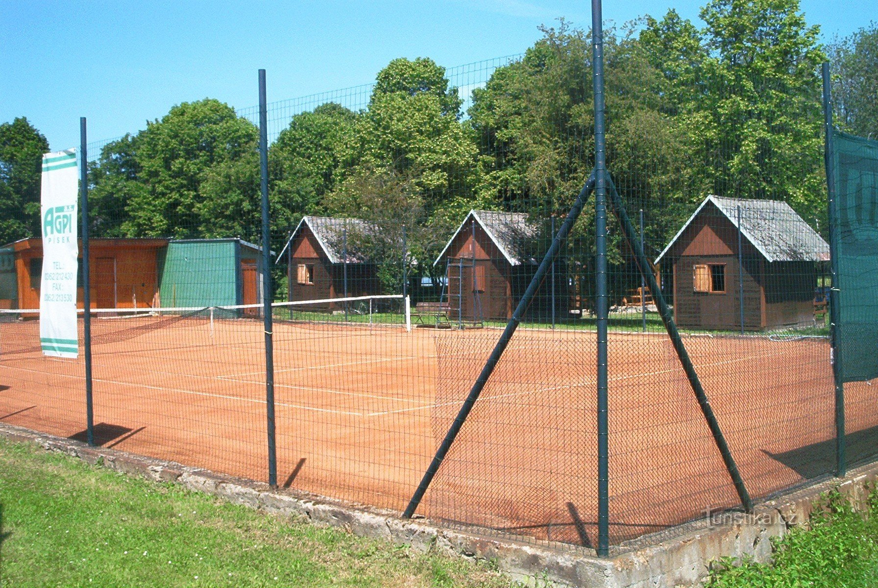 Sân tennis