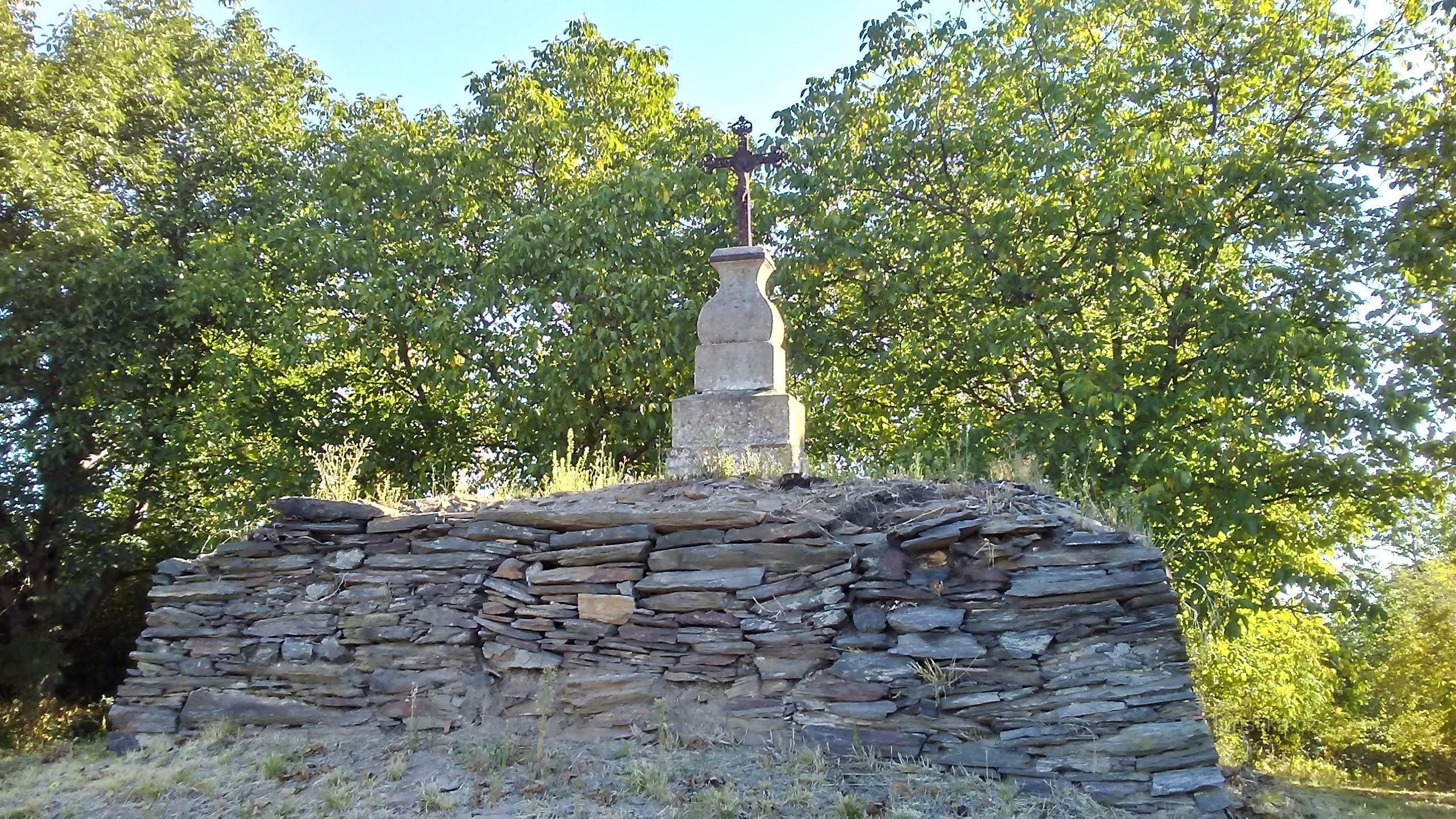 Detta kors firar minnet av offren för det preussisk-österrikiska kriget 1866.