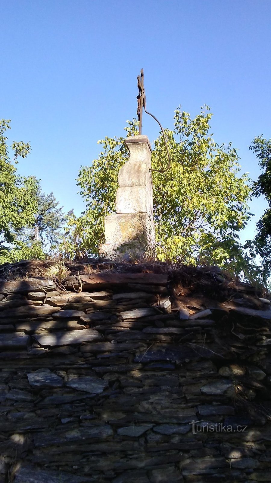 Cette croix commémore les victimes de la guerre prussienne-autrichienne en 1866. Zbyslav dans ce d