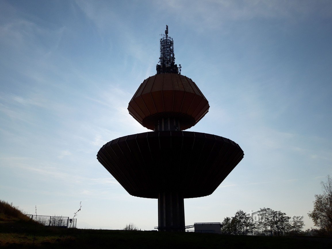 Teplice en een beetje duur oriëntatiepunt en mast voor antennes