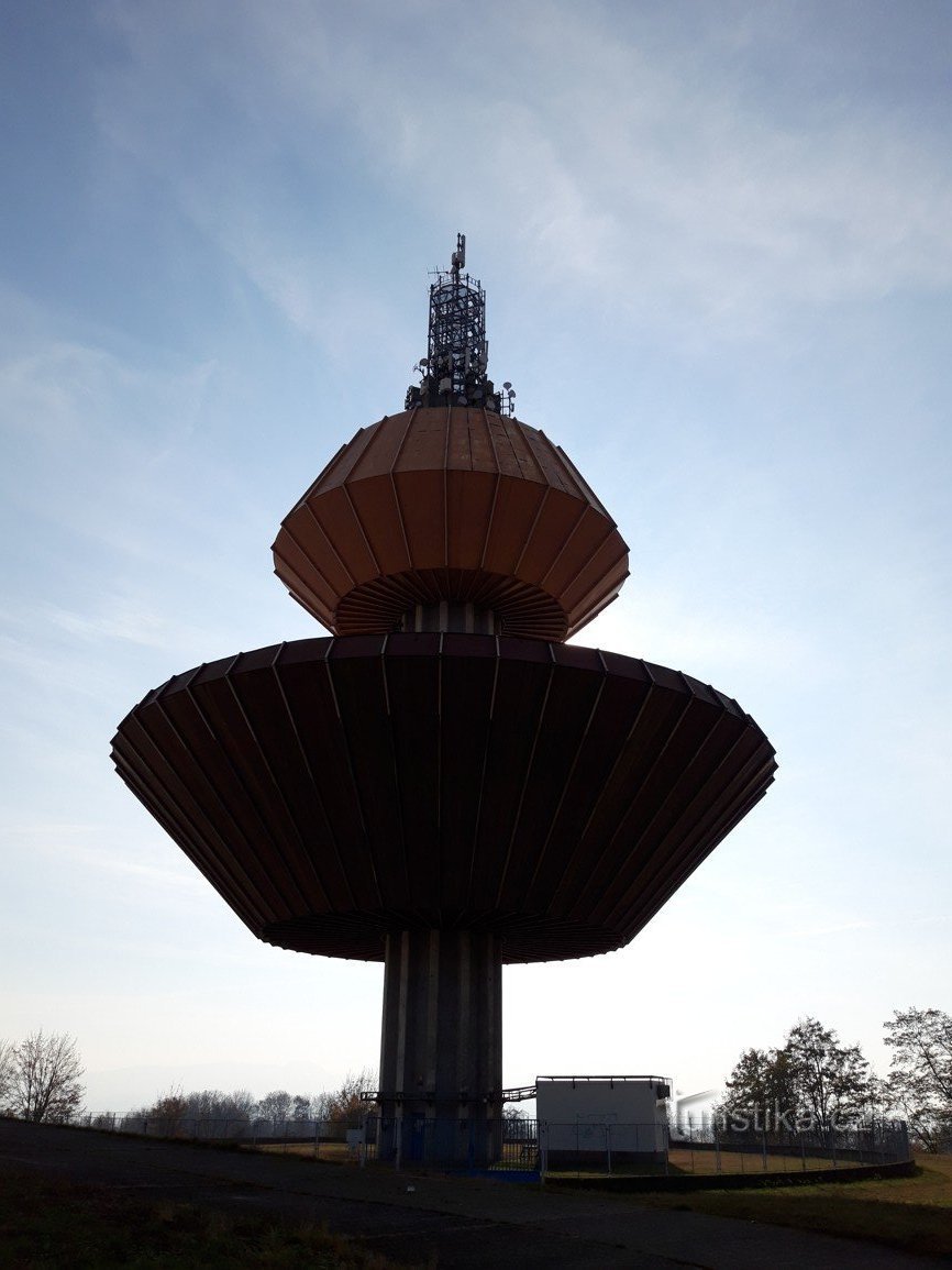 Teplice en een beetje duur oriëntatiepunt en mast voor antennes