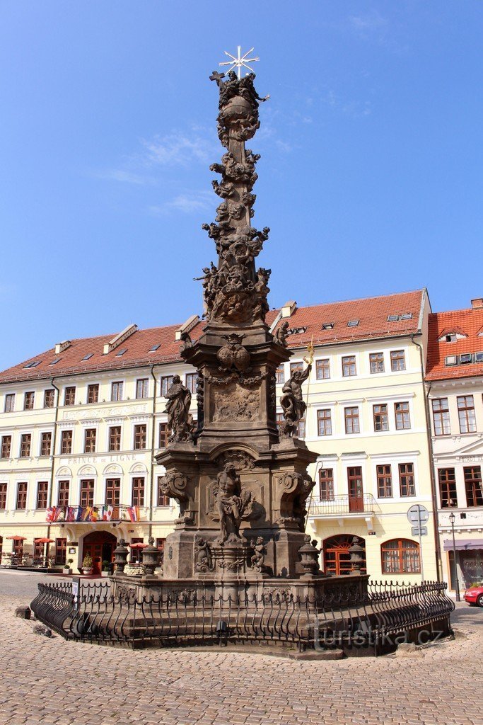 Teplice, zuil van de Heilige Drie-eenheid op het Kasteelplein