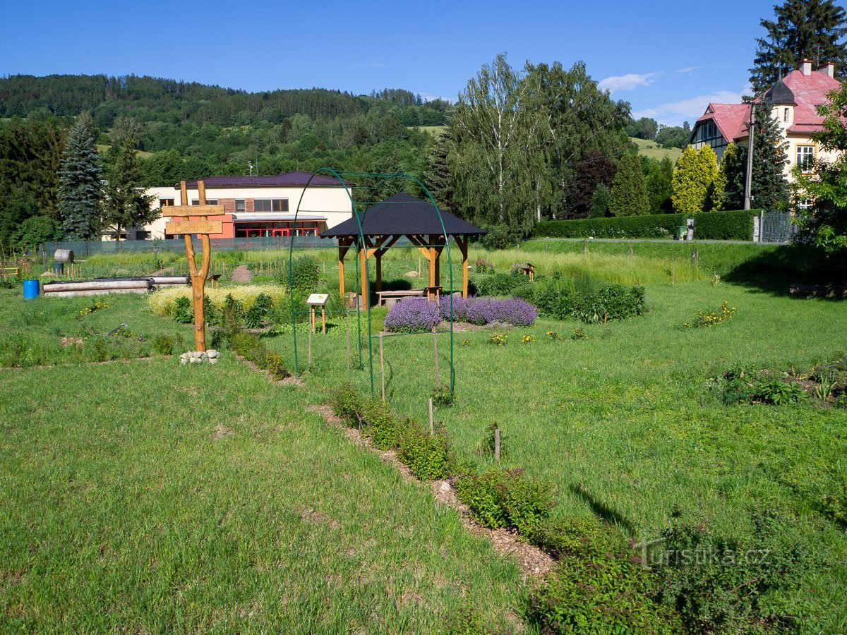 Giardino terapeutico vicino alla scuola