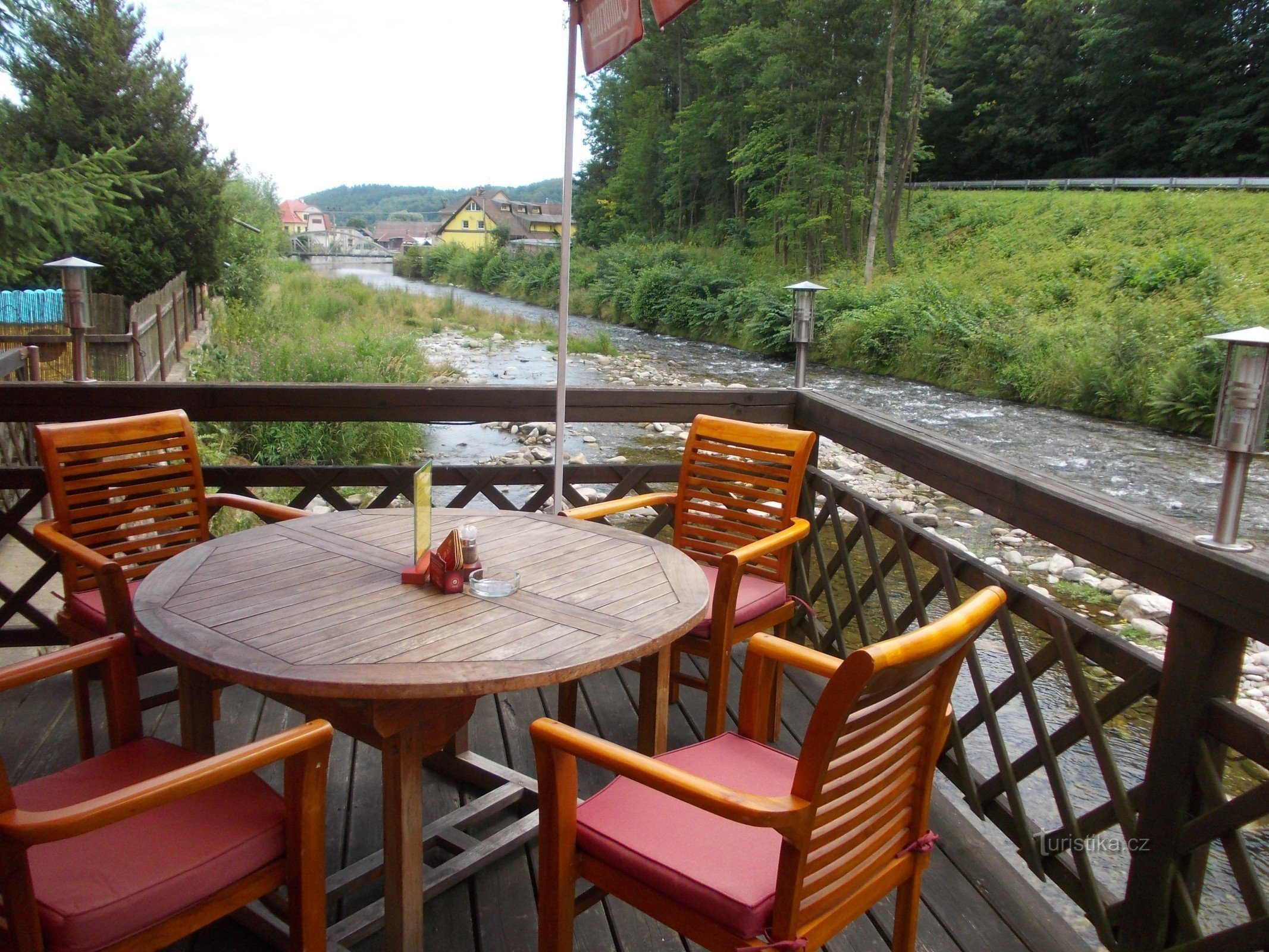 Terrasse über dem Fluss Úpa