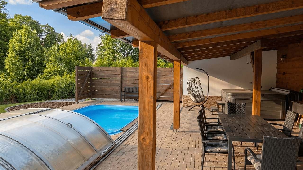 Terasa s bazénem a vířivkou