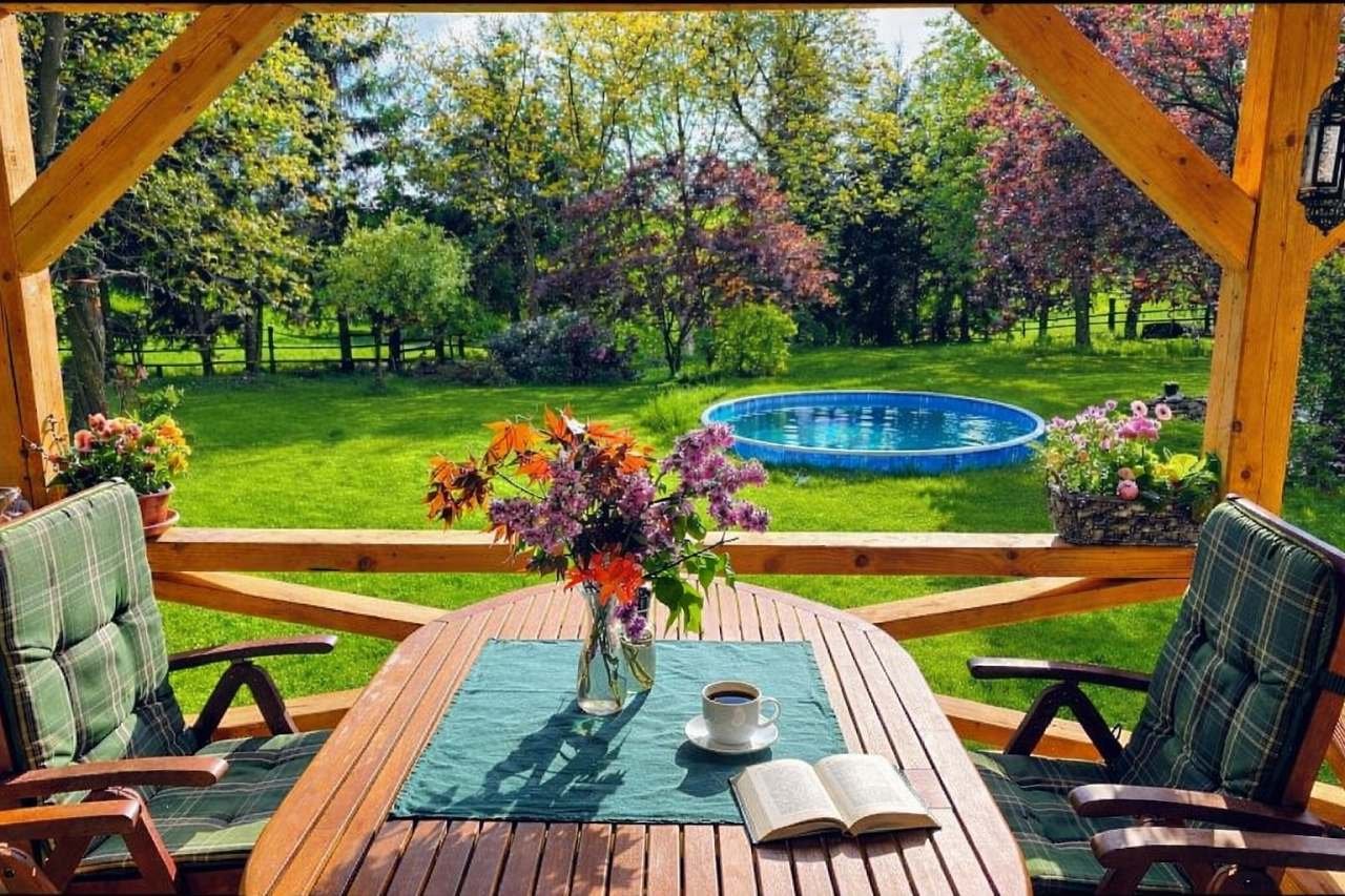 Terasa s výhledem do zahrady. Ideální místo pro snídani, kávu i večerní poseze