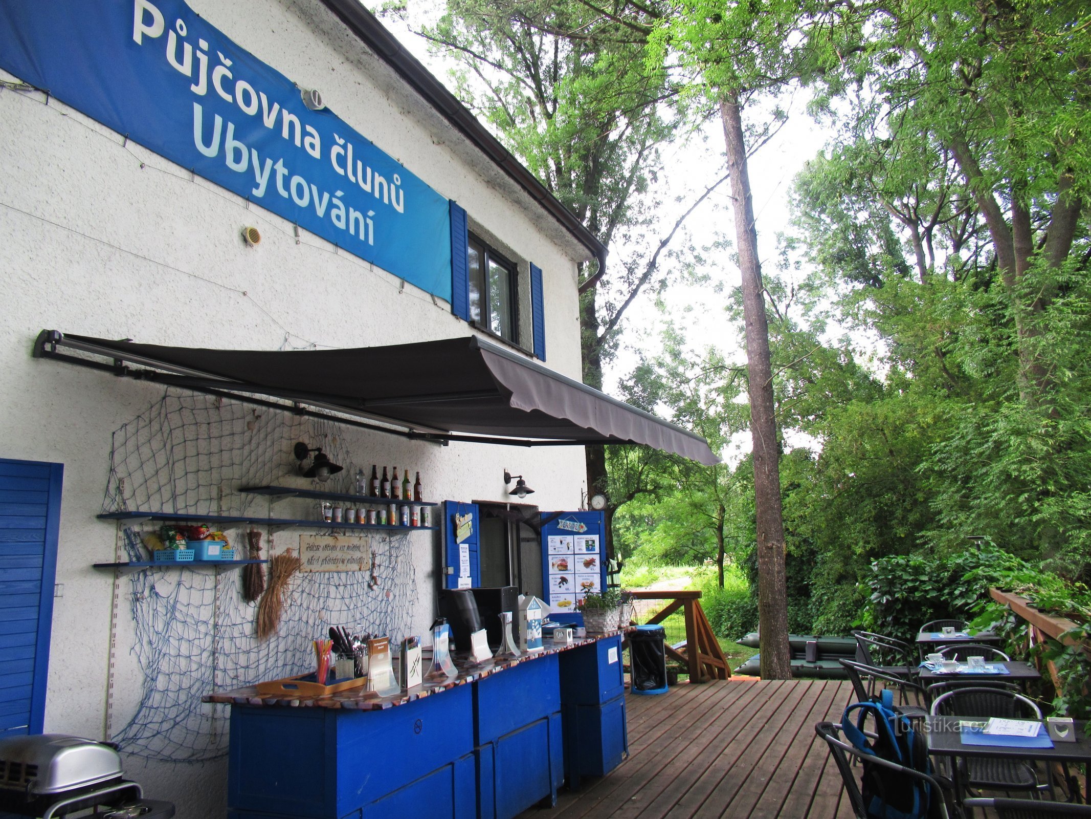 terrasse med udsigt over Morava-floden og slottet i Napajedlí