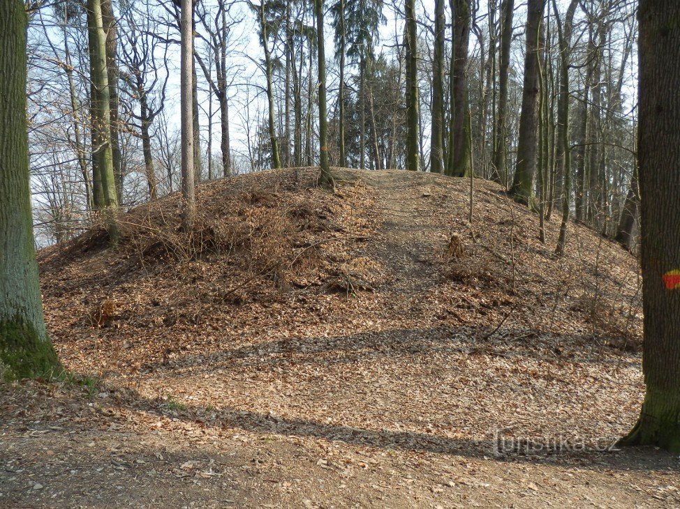 Desigualdade do terreno ao redor do núcleo do castelo