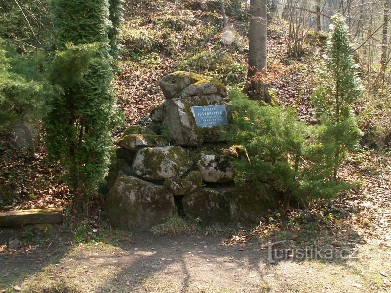 Tesnohlídk's monument