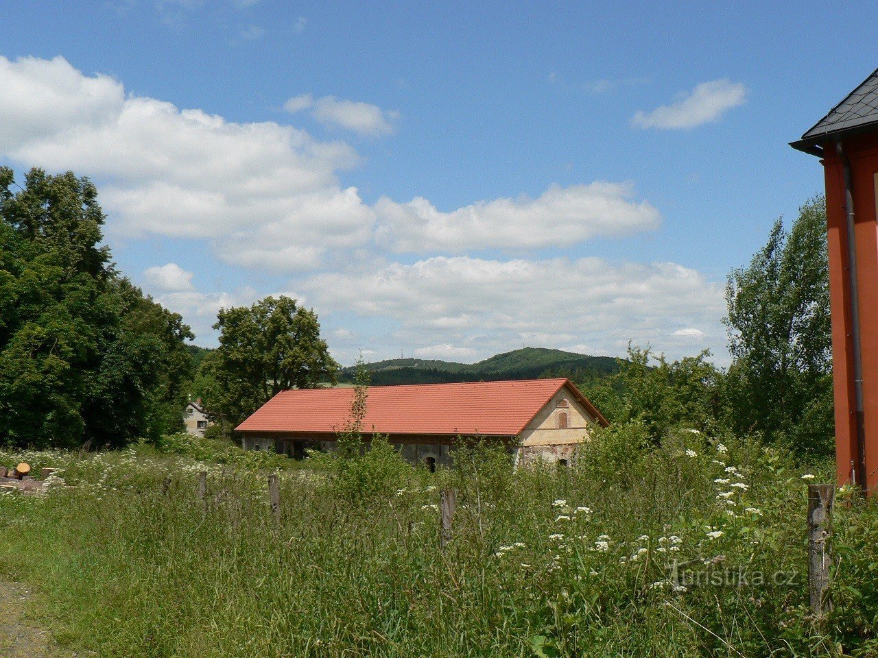 Doubravaの背景にあるTetětice、農場の建物