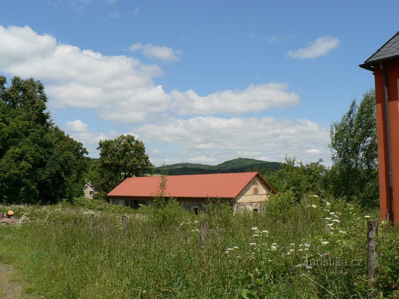 Tetětice, corps de ferme en arrière-plan de la Doubrava