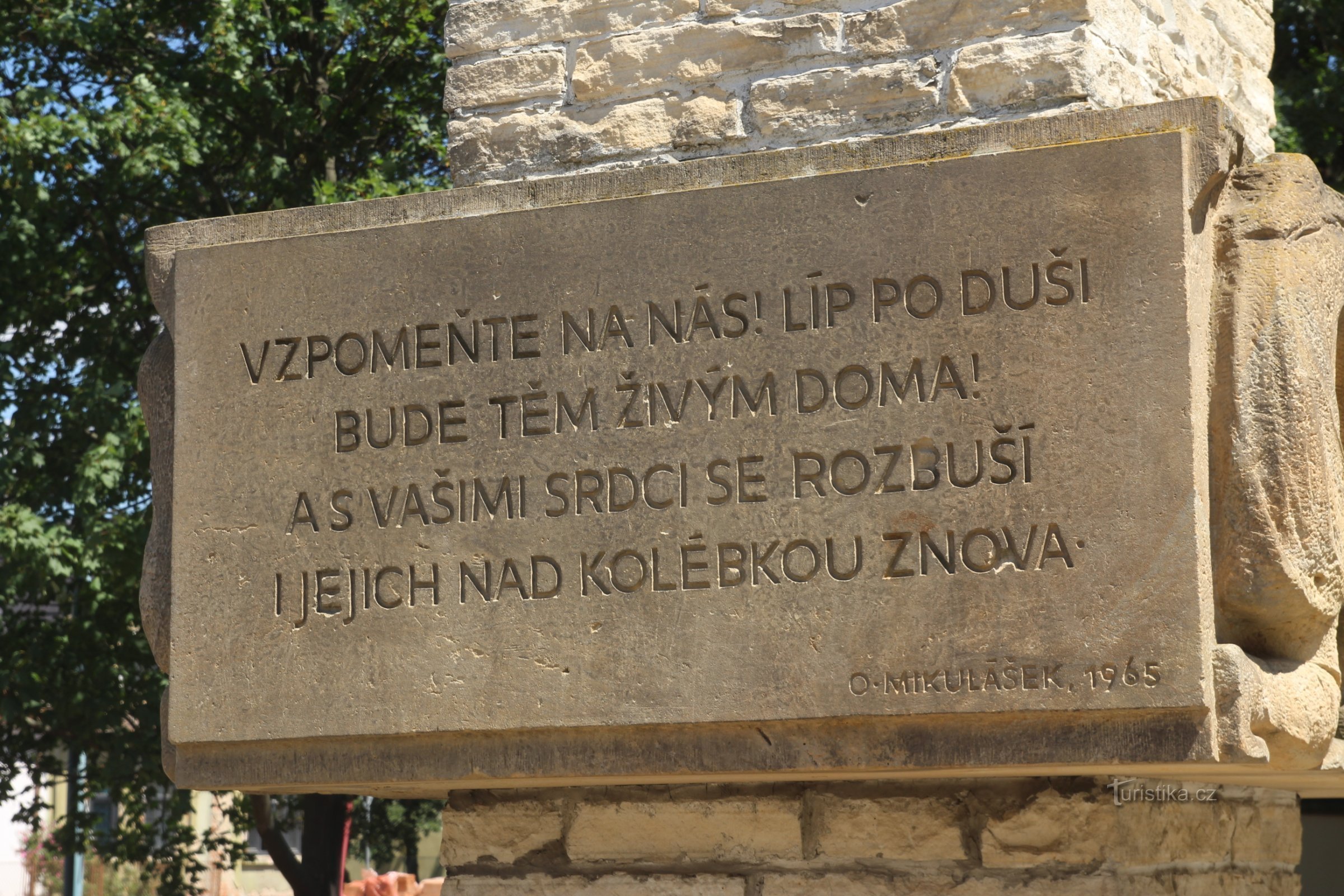 Tekst op de zijkant van het monument