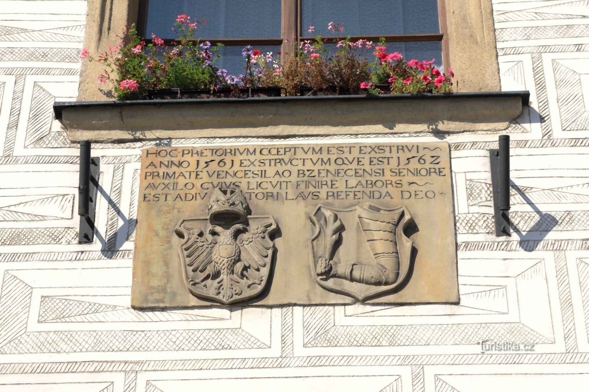 Tekst boven de ingang van het gemeentehuis