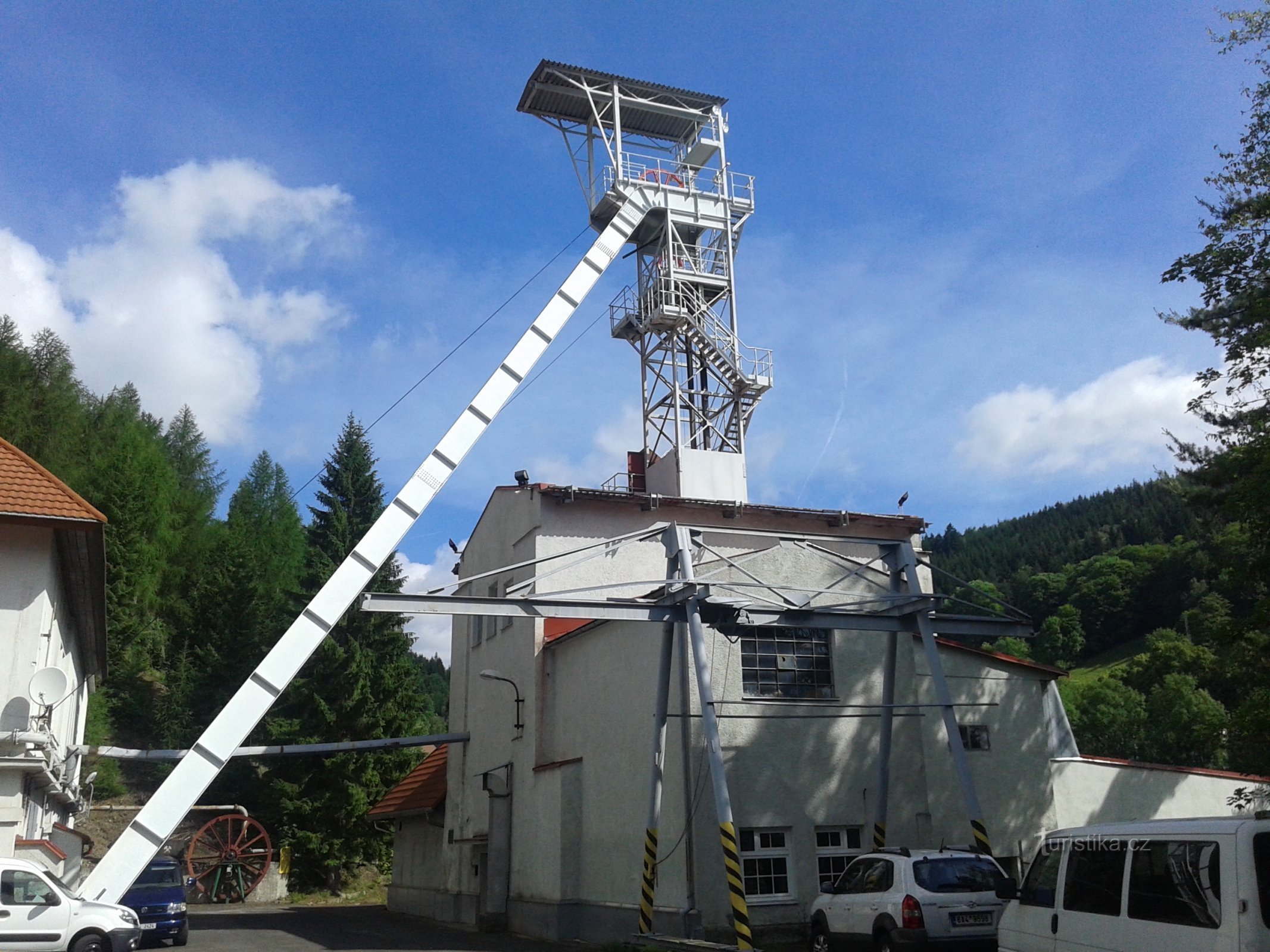 Der Förderturm der Grube Svornost