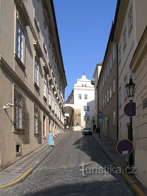 Thunovská, pohled od Sněmovní k Pražskému hradu