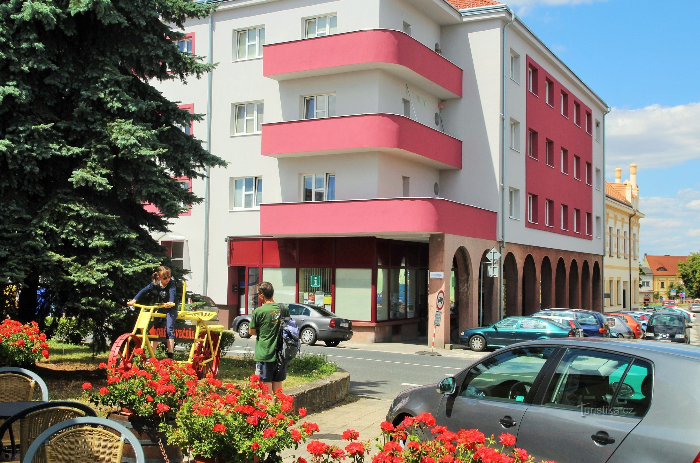 TIC está ubicado en la esquina de las calles Veselská y Vinohradská