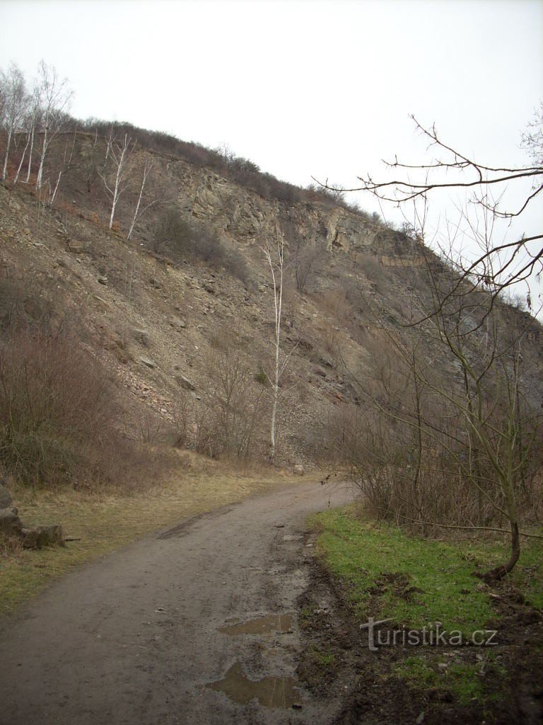 Przez cichą dolinę z Únětic do Roztoku