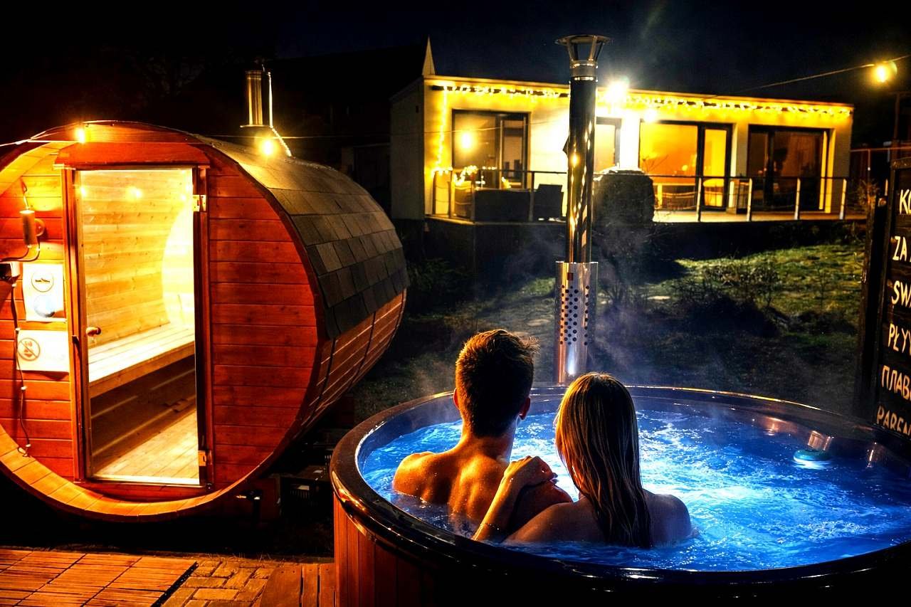 Tiny House Black Swallow s koupacím sudem a saunou