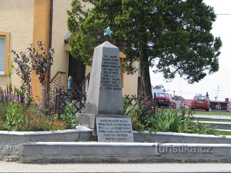 Tisek, monument