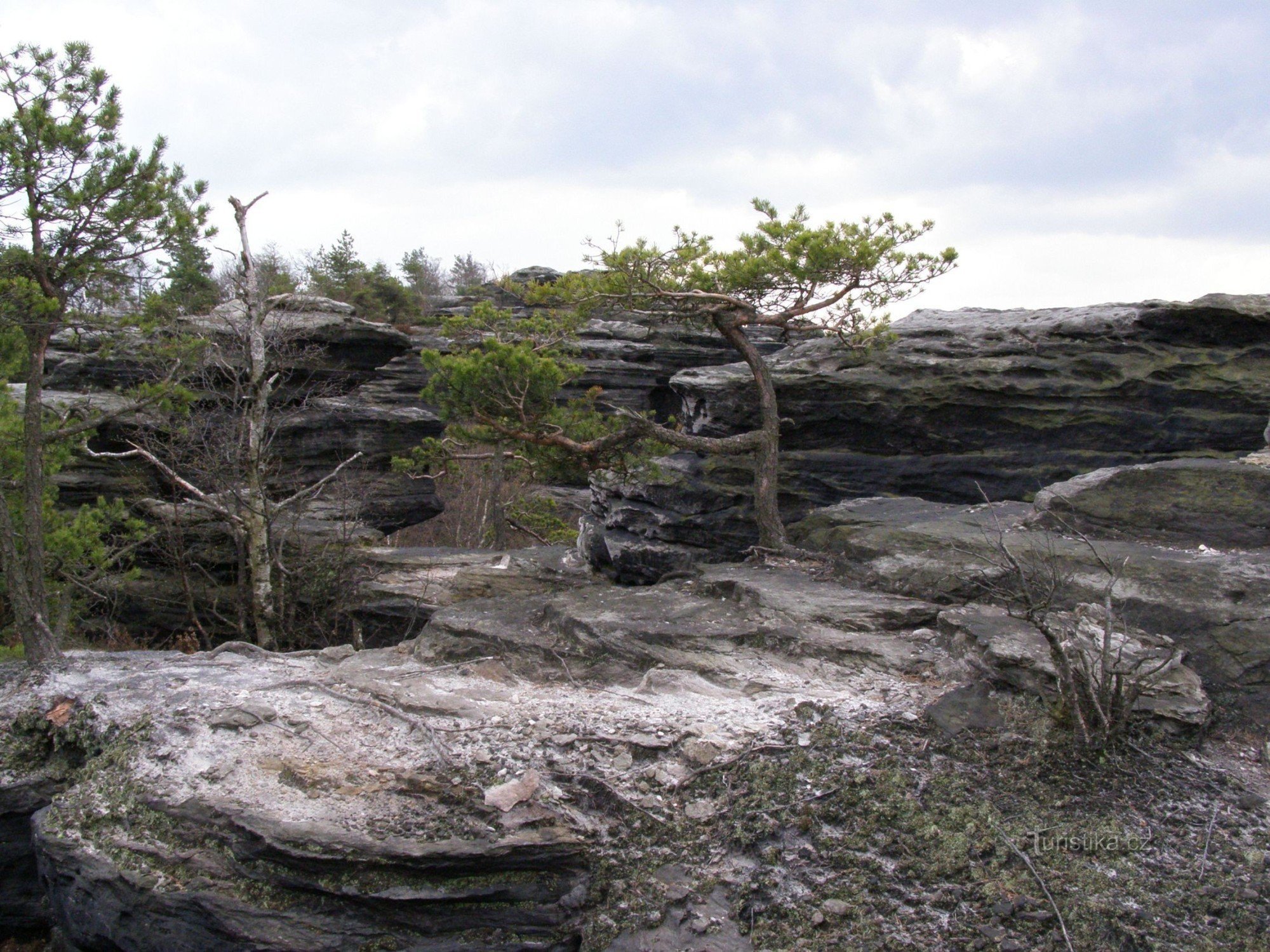 Murs de Tiske - rochers sur un petit circuit