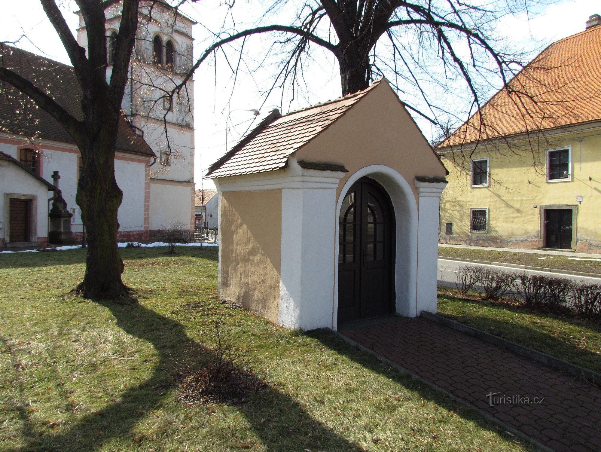 Tlumačov - kapel achter de kerk