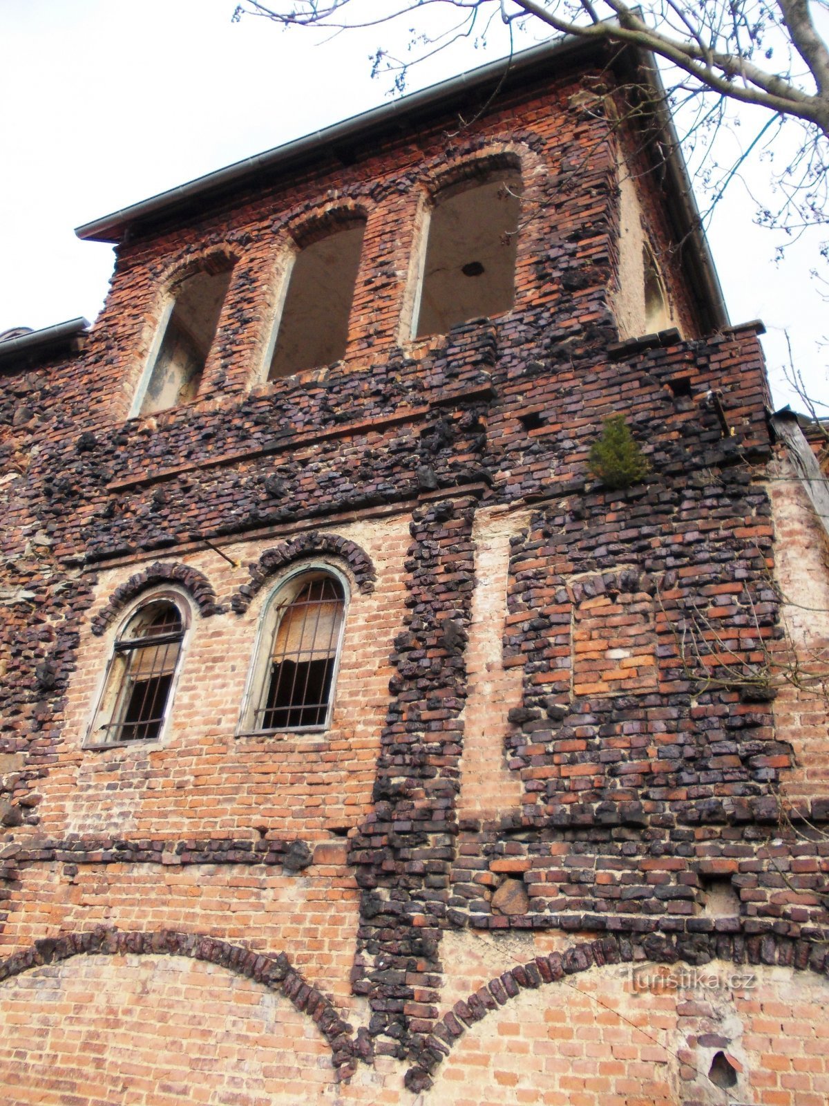 darker and paler bricks gave the building an interesting revival