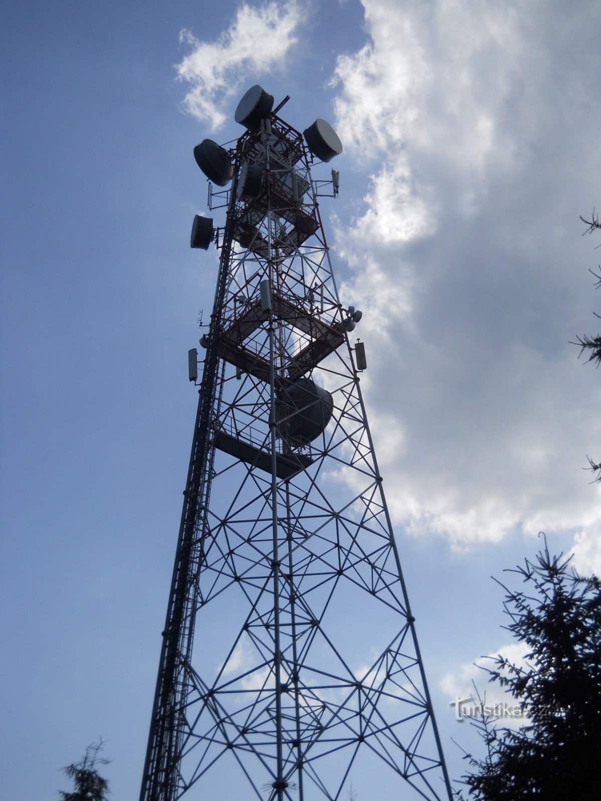 Desværre er der ikke tale om et udsigtstårn, kun en telemast