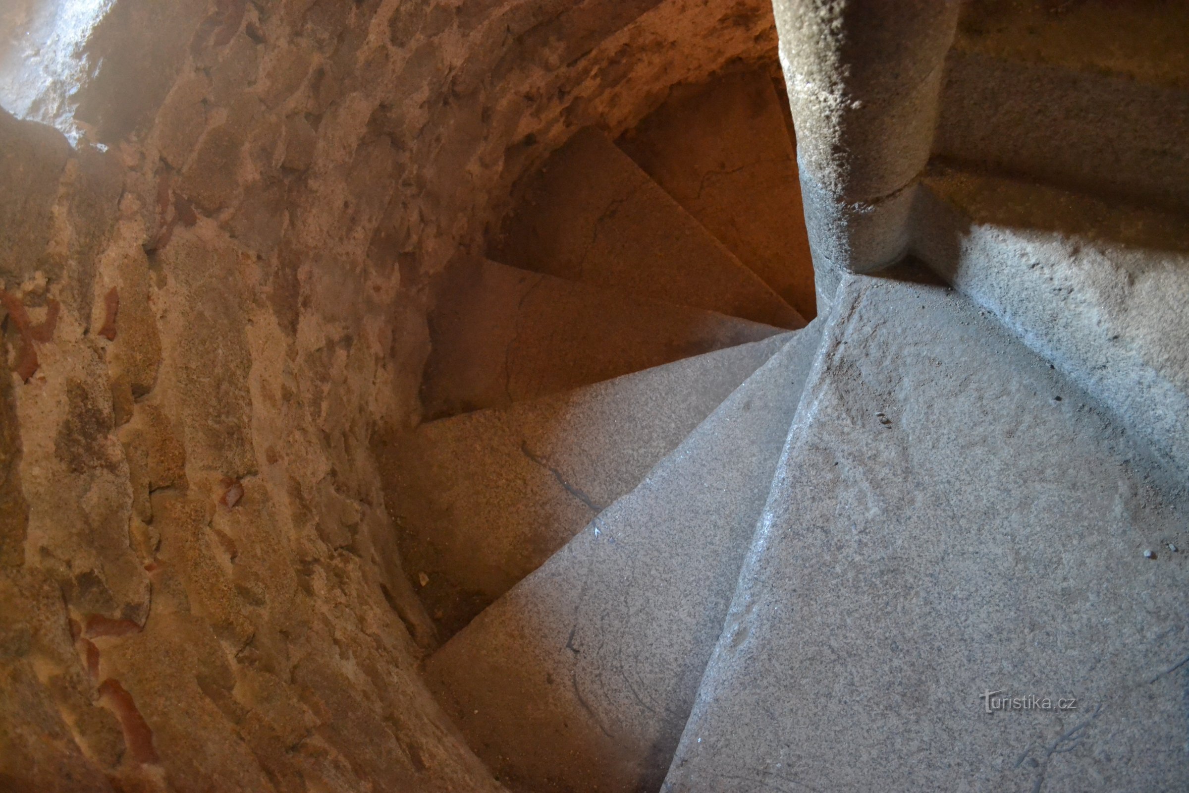 spiralne kamienne schody