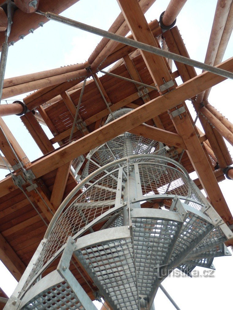 Escalera de caracol a la plataforma de observación.