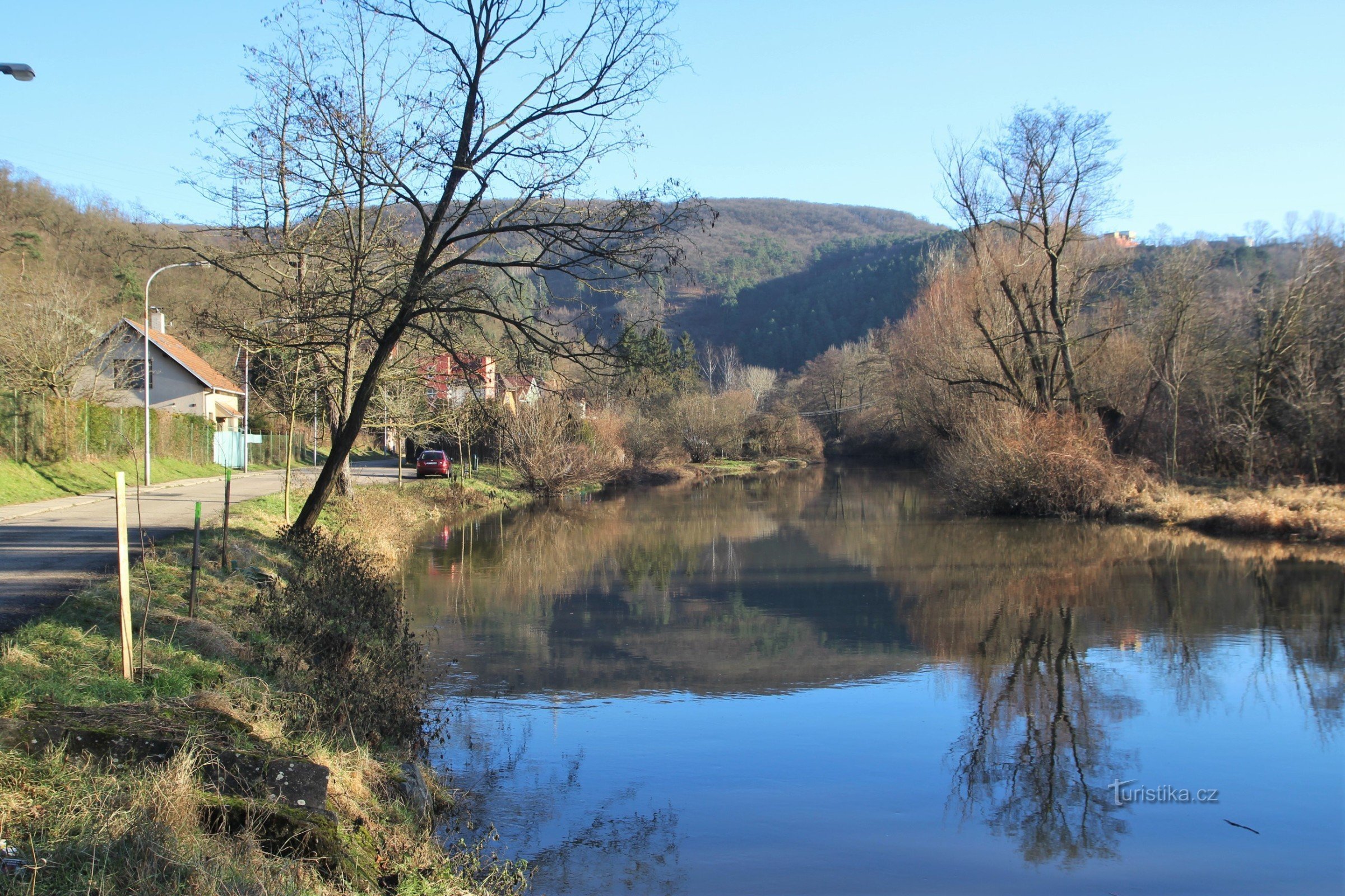 Tok rijeke Svitave u Obřany, kroz koju uz desnu obalu prolazi ulica Mlýnského nábřeží