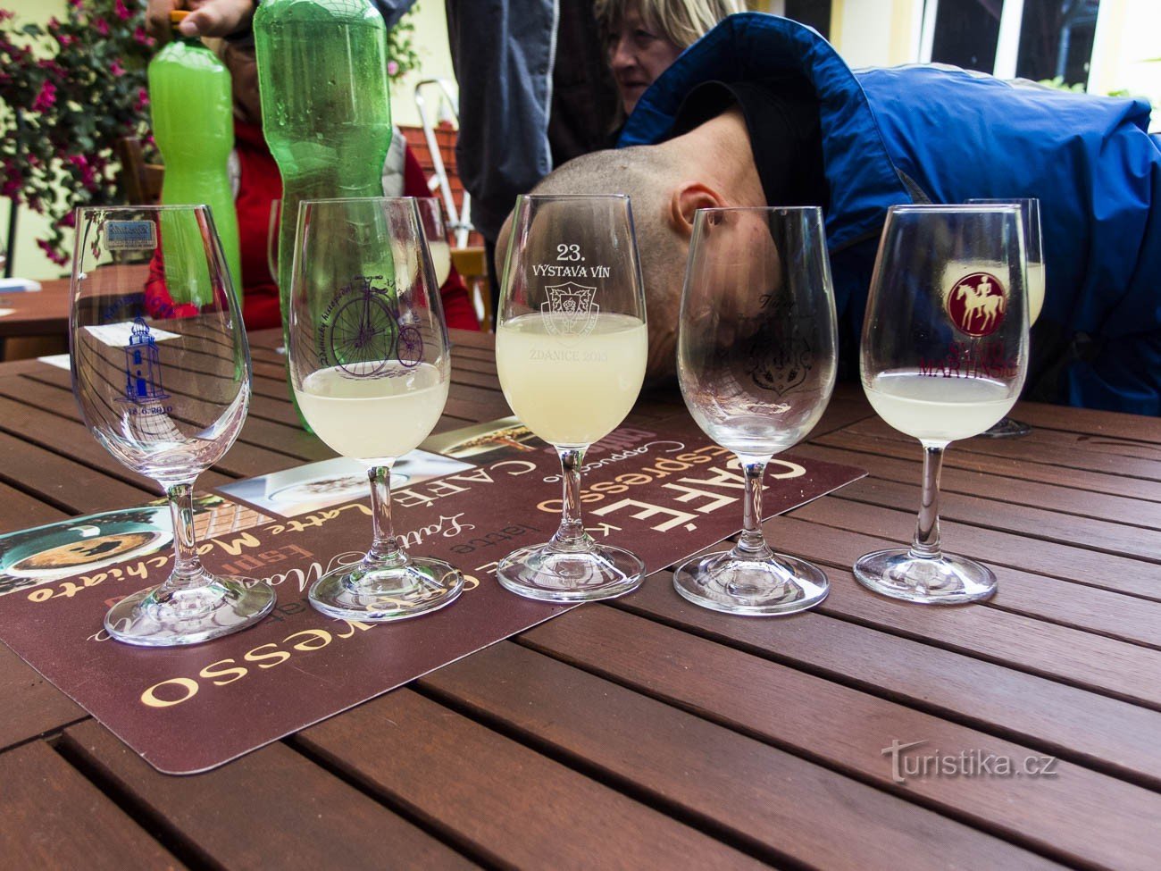 Tonda bonkt met haar hoofd op de tafel