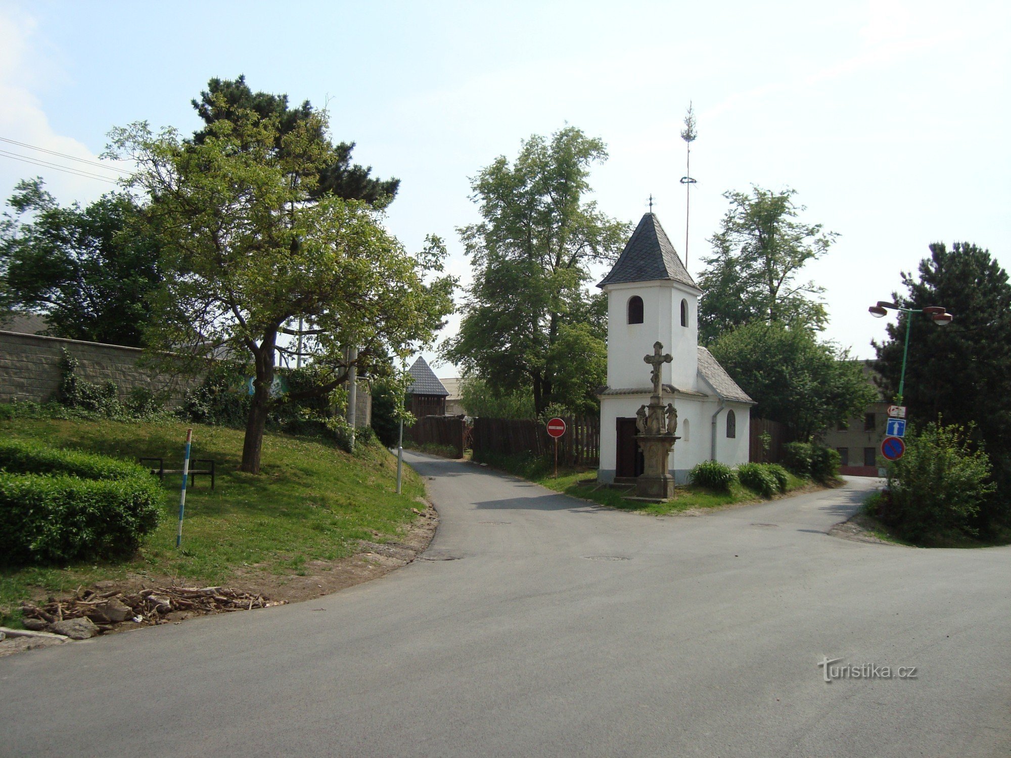 ポプラ - Nedbalova通りの半戸建て住宅 - 1739年からの聖フロリアン礼拝堂と1861年からの十字架