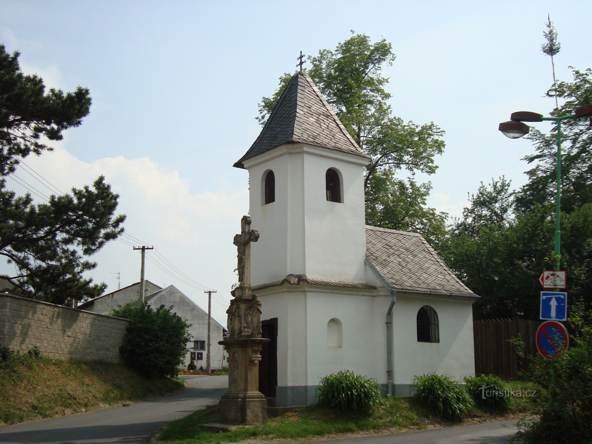Popler - dobbelthus på Nedbalova-gaden - St. Florians kapel fra 1739 og et kors fra 1861