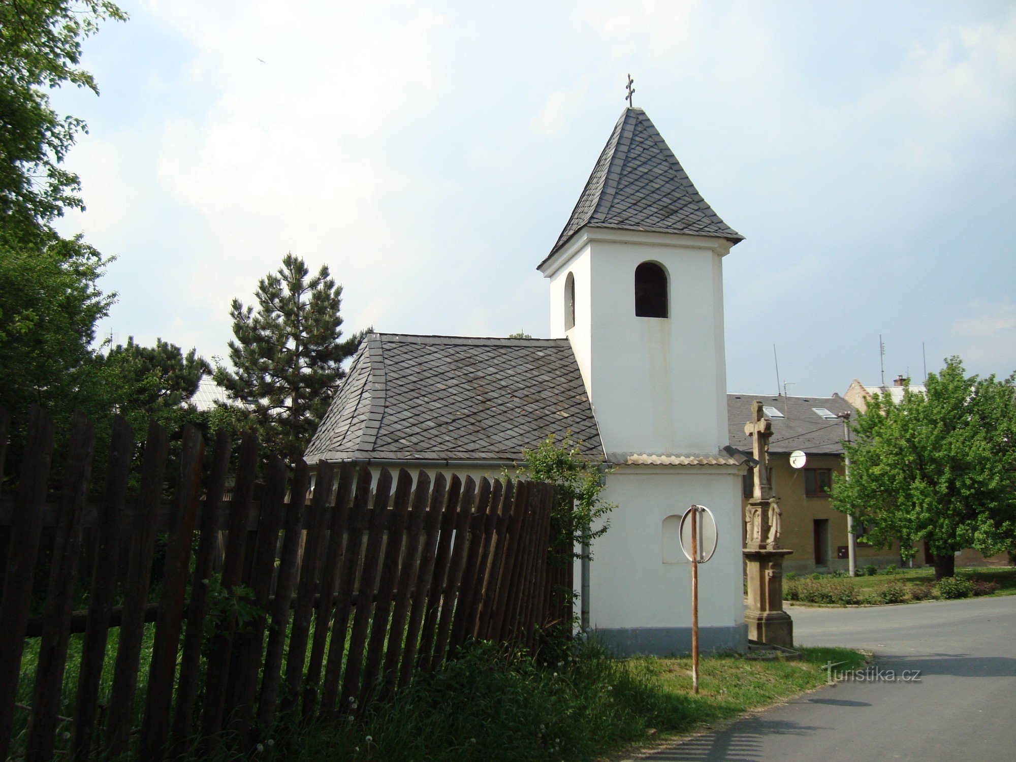 Pappeln - Doppelhaus in der Nedbalova-Straße - Kapelle St. Florian aus dem Jahr 1739 und ein Kreuz aus dem Jahr 1861