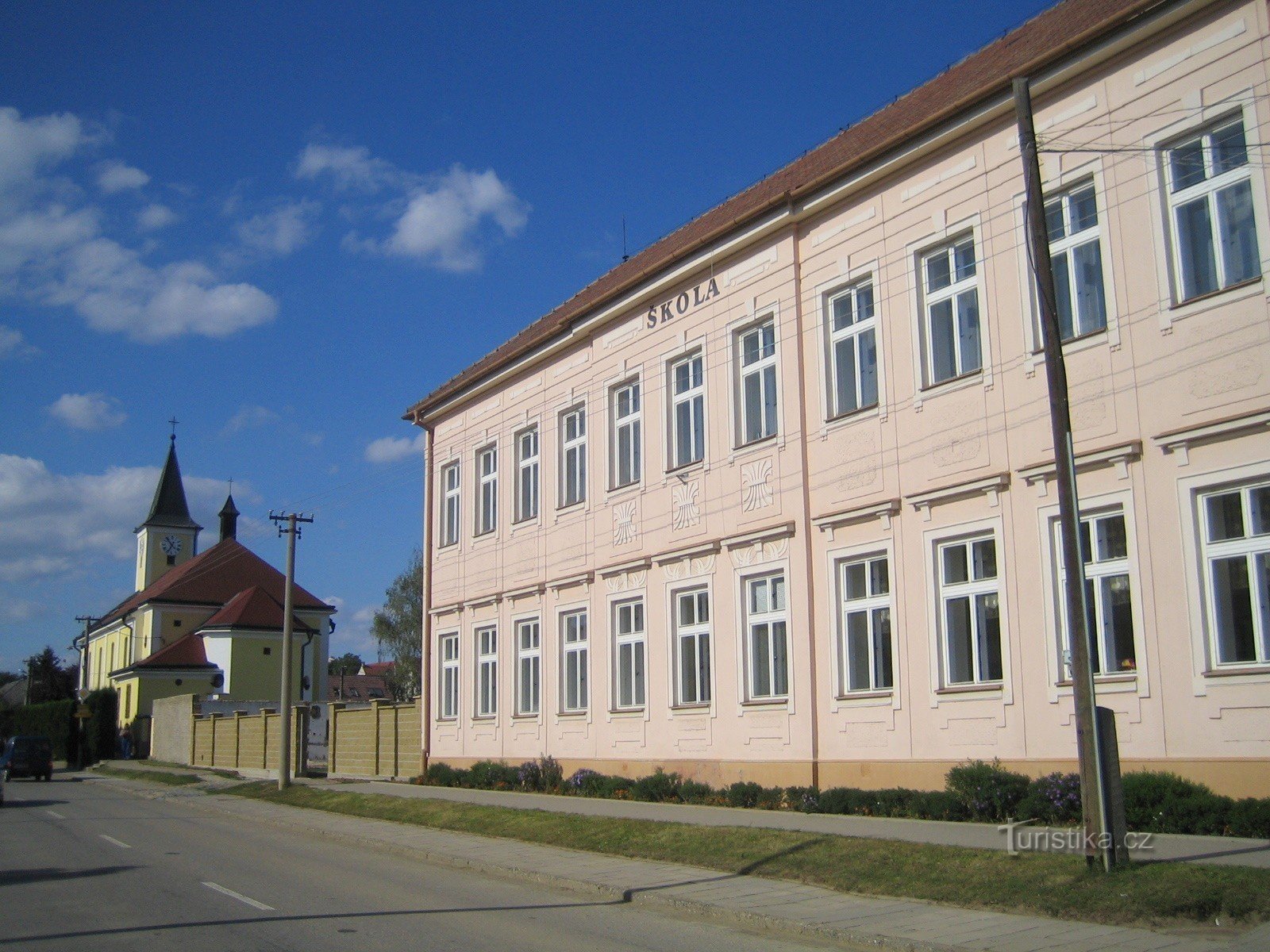 Topolná - Schule und Kirche