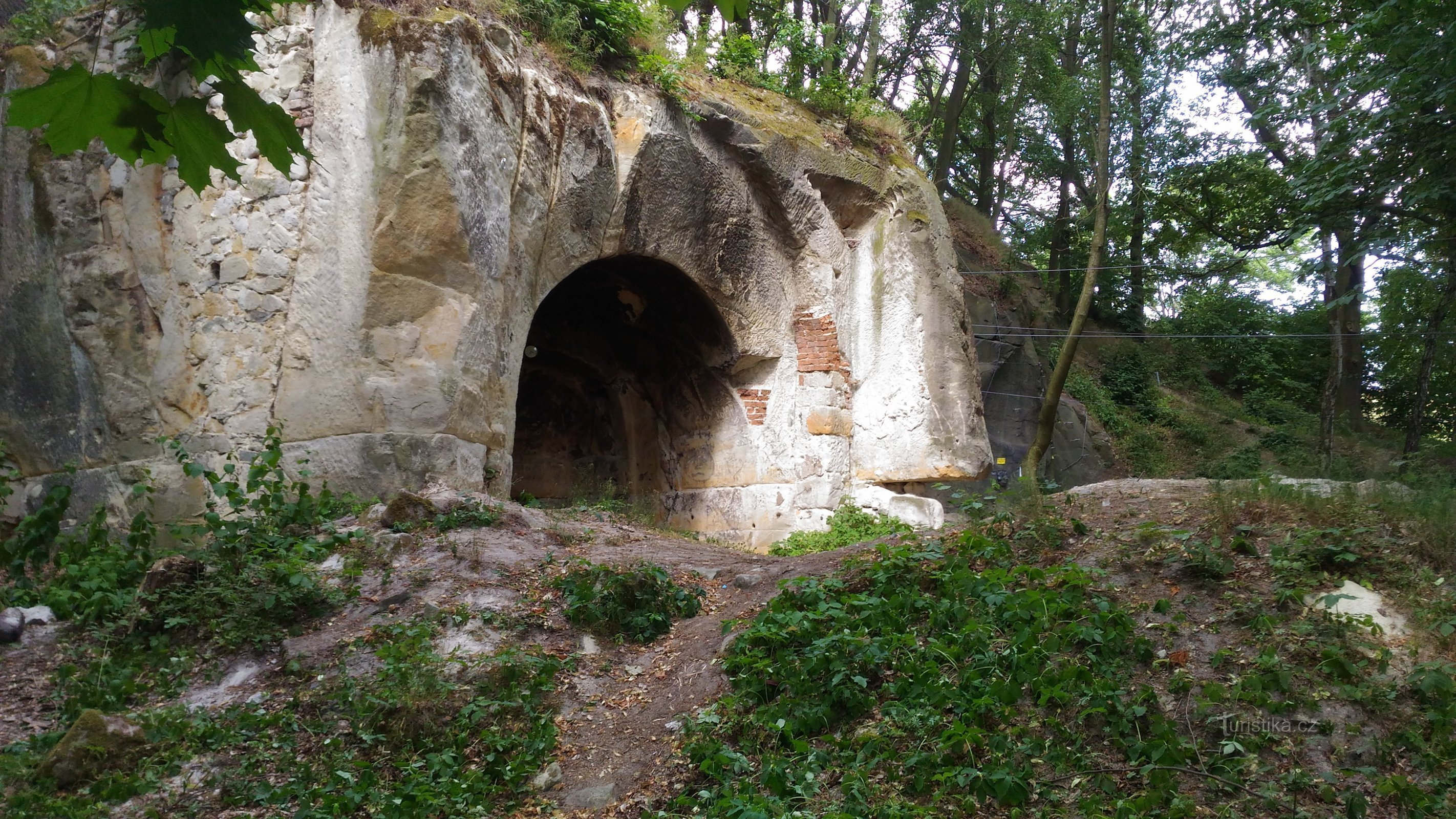 Torso van de kapel van de Visitatie van de Maagd Maria in de buurt van Mírkov.