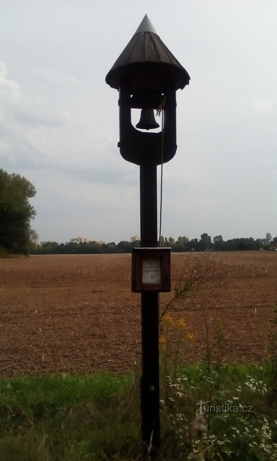 Cruz del torso en una colonia de cabañas cerca de Halda en Pardubice