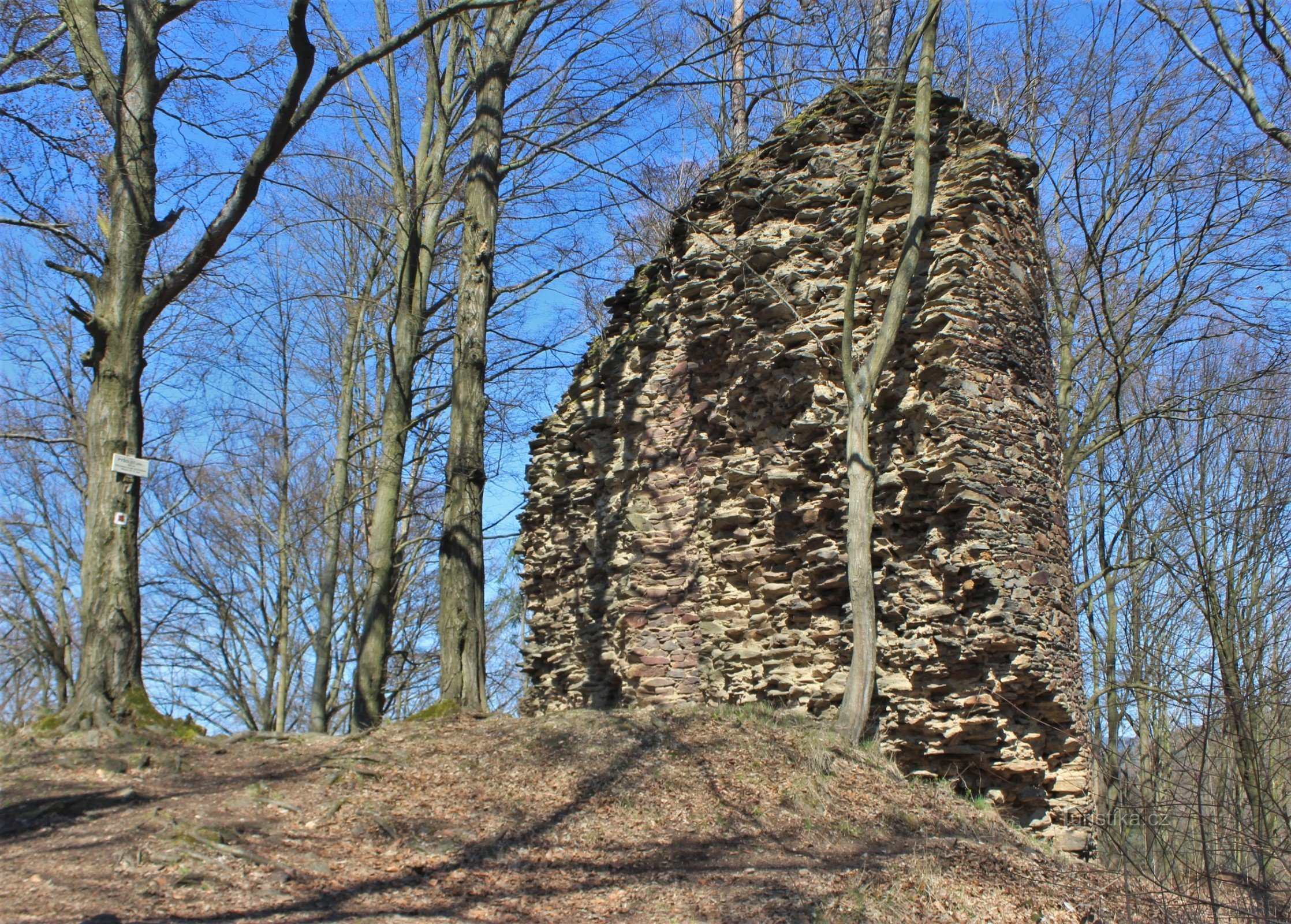 Torso af et massivt slotstårn