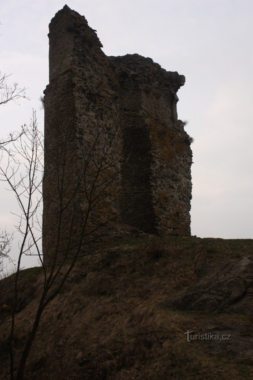 Torso des zylindrischen Turms der Burg Otaslavice