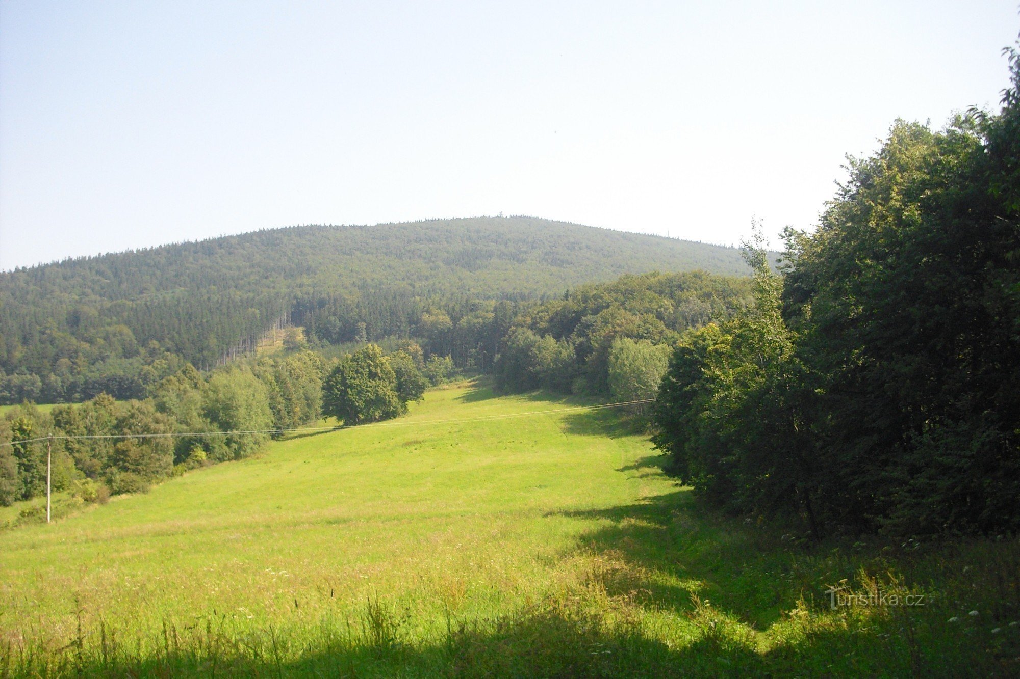 Mi is átsétálunk ezen a gyönyörű réten...és Kupa már integet is felénk! :-)