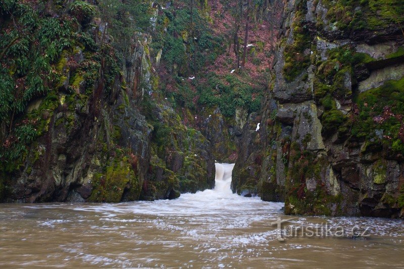 春になると、比較的幅の広いズビロシュケ川の全量の水がこの狭い隙間を流れます。