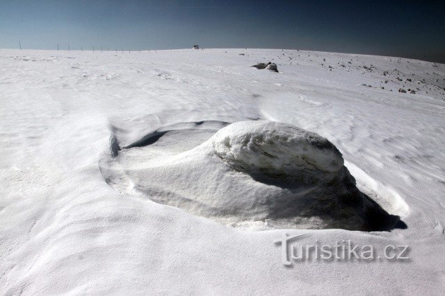 SNÖSKOR GÅR GENOM ASKKOGEN - FRÅN LILLA MORAVKA TILL PETERS STENAR