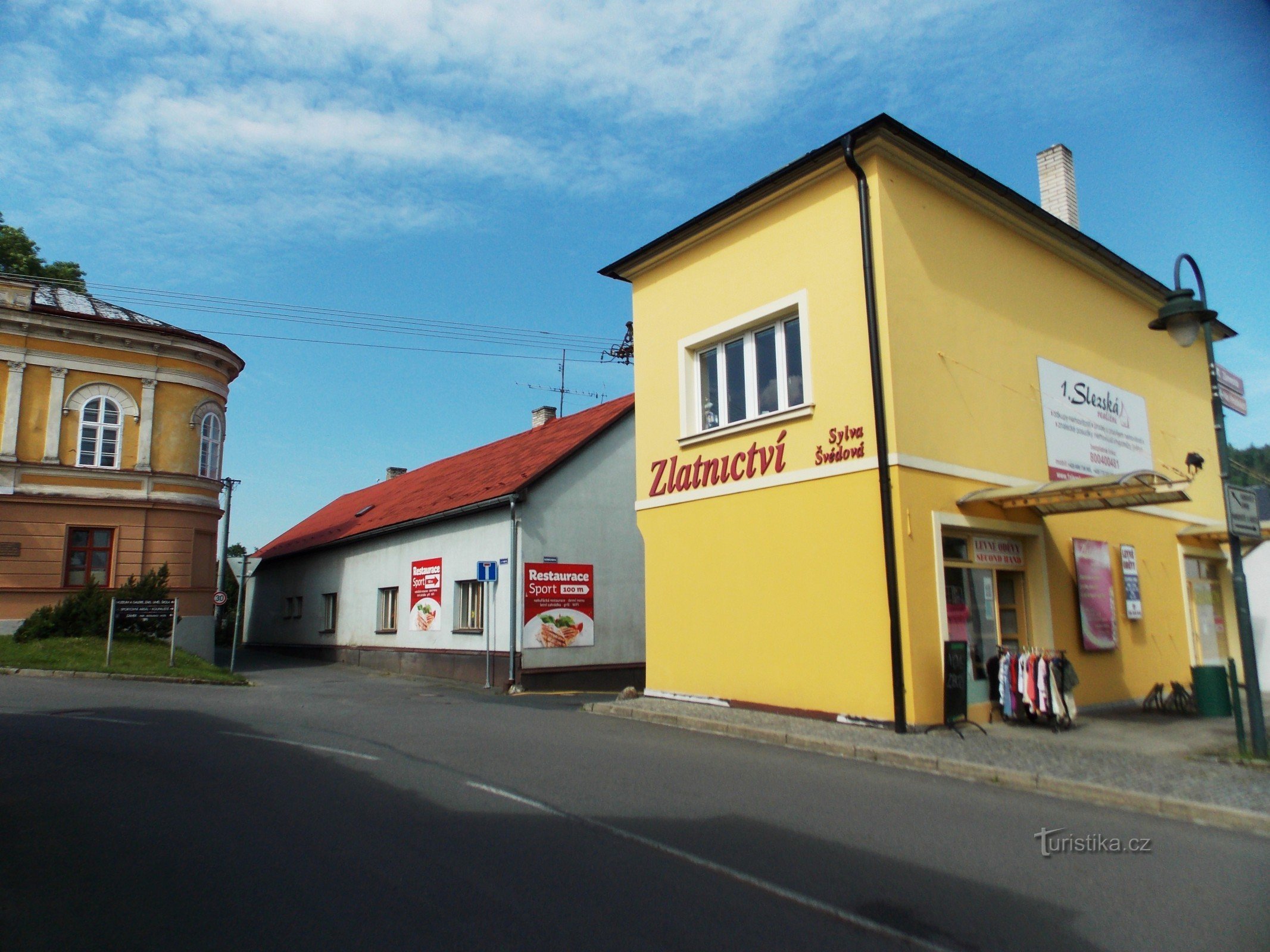 Passeando pela rua Zámecká em Hradec nad Moravicí