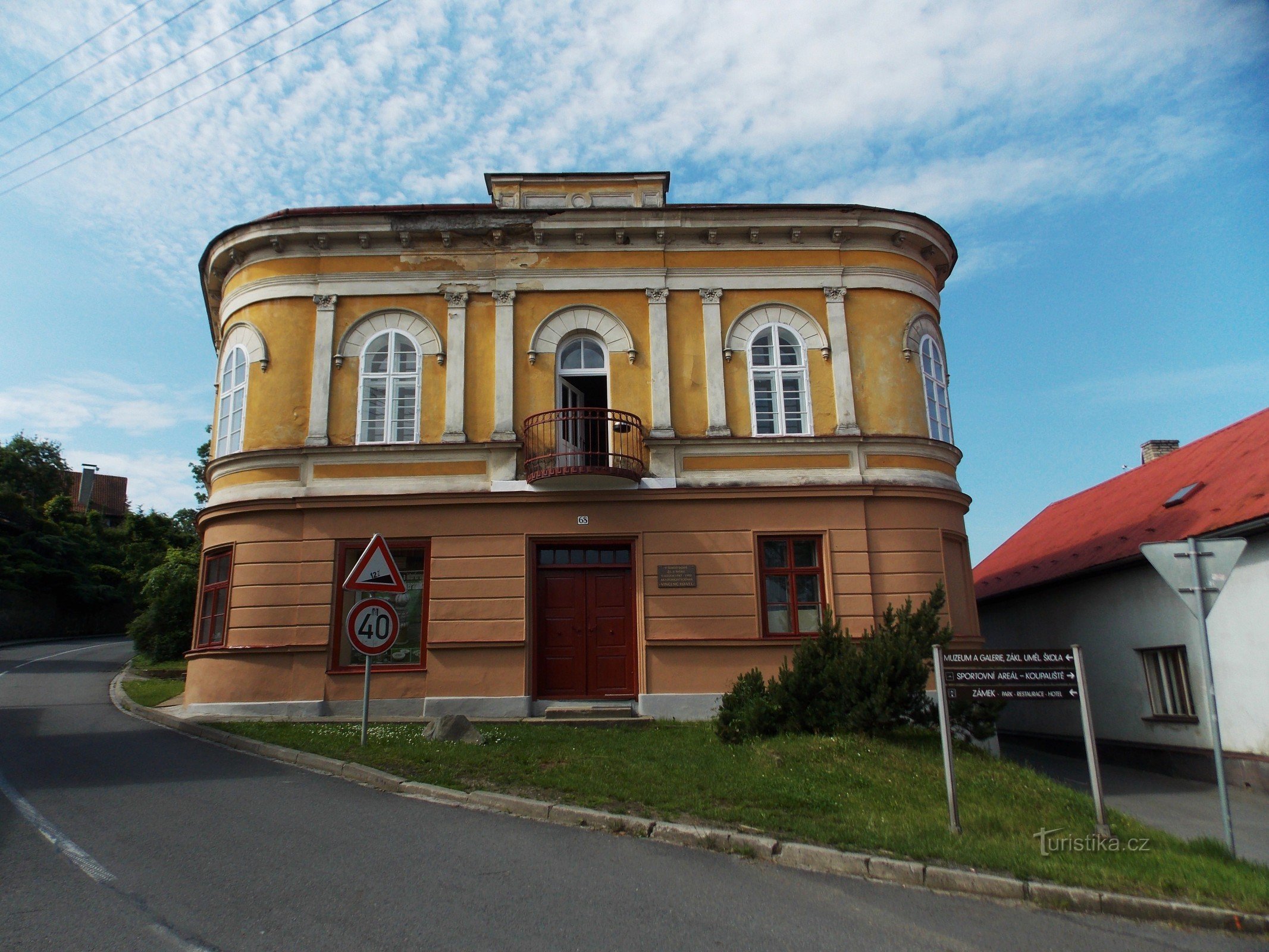 Passeando pela rua Zámecká em Hradec nad Moravicí