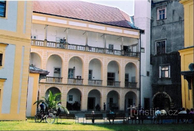 Tovačov: érdekes kastély, egyik részében - a Bécsi Operaház miniatúrája - se